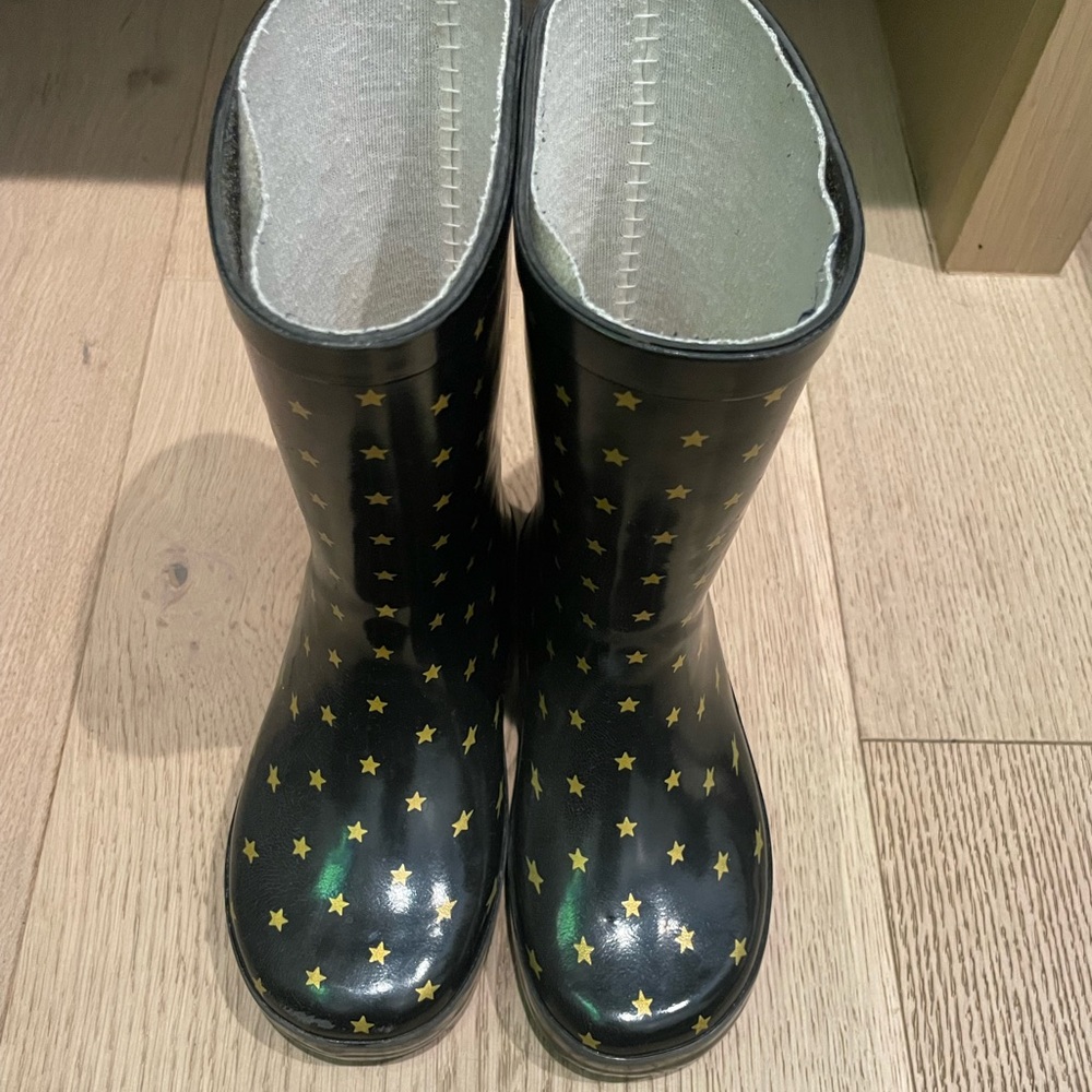PREOWNED BONBON BLACK RAIN BOOTS WITH GOLD STARS IN A SIZE 28
